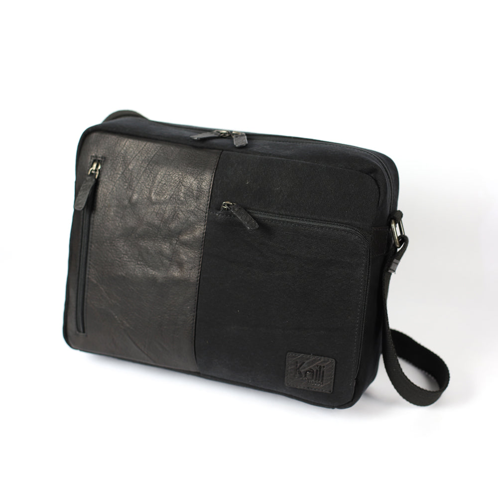 K0022AB | Messenger in Canvas/Vera Pelle, pieno fiore, volanata - Colore Nero. Accessori Nickel Anticato, Chiusura superiore con lampo. Dimensioni: cm 35 x 26 x 10. Confezione: Sacchetto Tnt