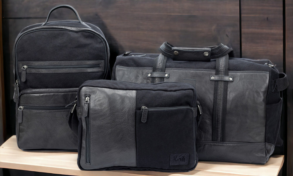 K0022AB | Messenger in Canvas/Vera Pelle, pieno fiore, volanata - Colore Nero. Accessori Nickel Anticato, Chiusura superiore con lampo. Dimensioni: cm 35 x 26 x 10. Confezione: Sacchetto Tnt
