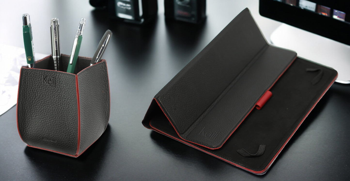K0032AB | Porta Penne da scrivania in Vera Pelle, pieno fiore, grana dollaro. Colore Nero con bordi Rossi. Dimensioni: cm 8,5 x 8,5 x 12. Confezione: Scatola regalo fondo/coperchio