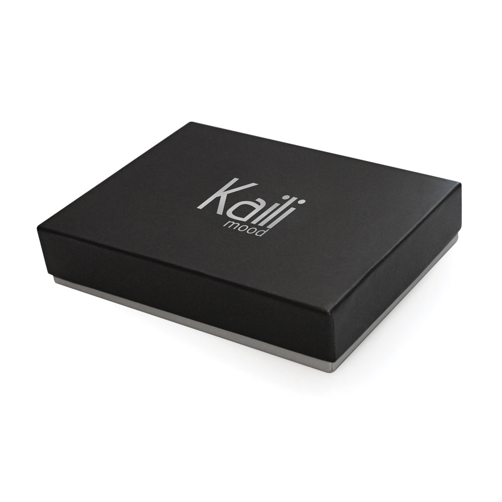 K11504AB | Portafogli Uomo in Vera Pelle pieno fiore. Colore Nero. Tasca porta monete. Dimensioni da chiuso: cm 12,5 x 9,3 x 1. Confezione: Scatola regalo fondo/coperchio