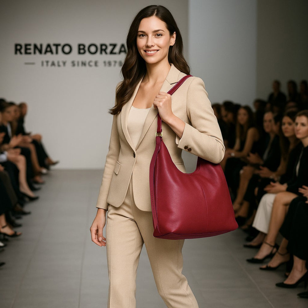 RB1017Q | Borsa Donna a spalla Morbida in Vera Pelle Made in Italy con tracolla removibile. Attacchi con moschettoni in metallo Oro Lucido - Colore Rubino - Dimensioni: cm 36 x 40 x 13
