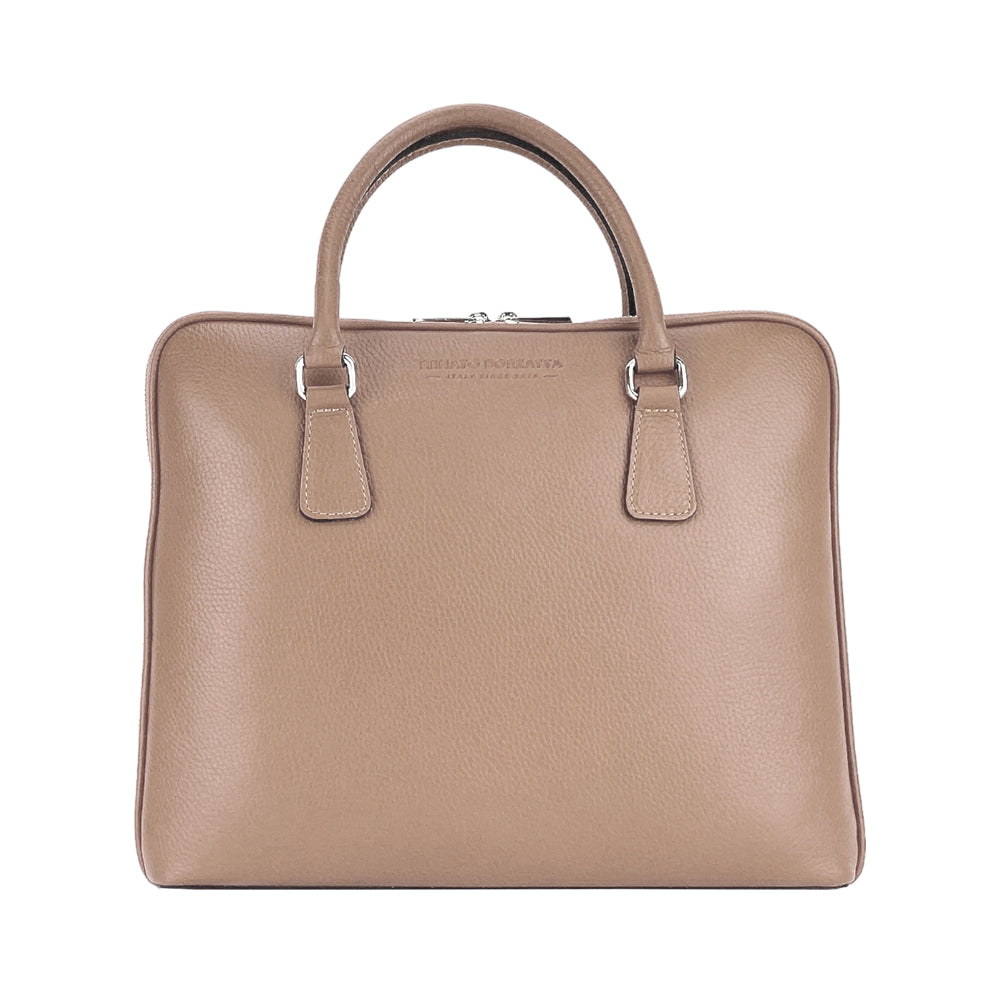 RB1019AQ | Cartella Business Unisex in Vera Pelle Made in Italy con tracolla removibile. Attacchi con moschettoni in metallo Nickel Lucido - Colore Taupe - Dimensioni: cm 37 x 29 x 6,5