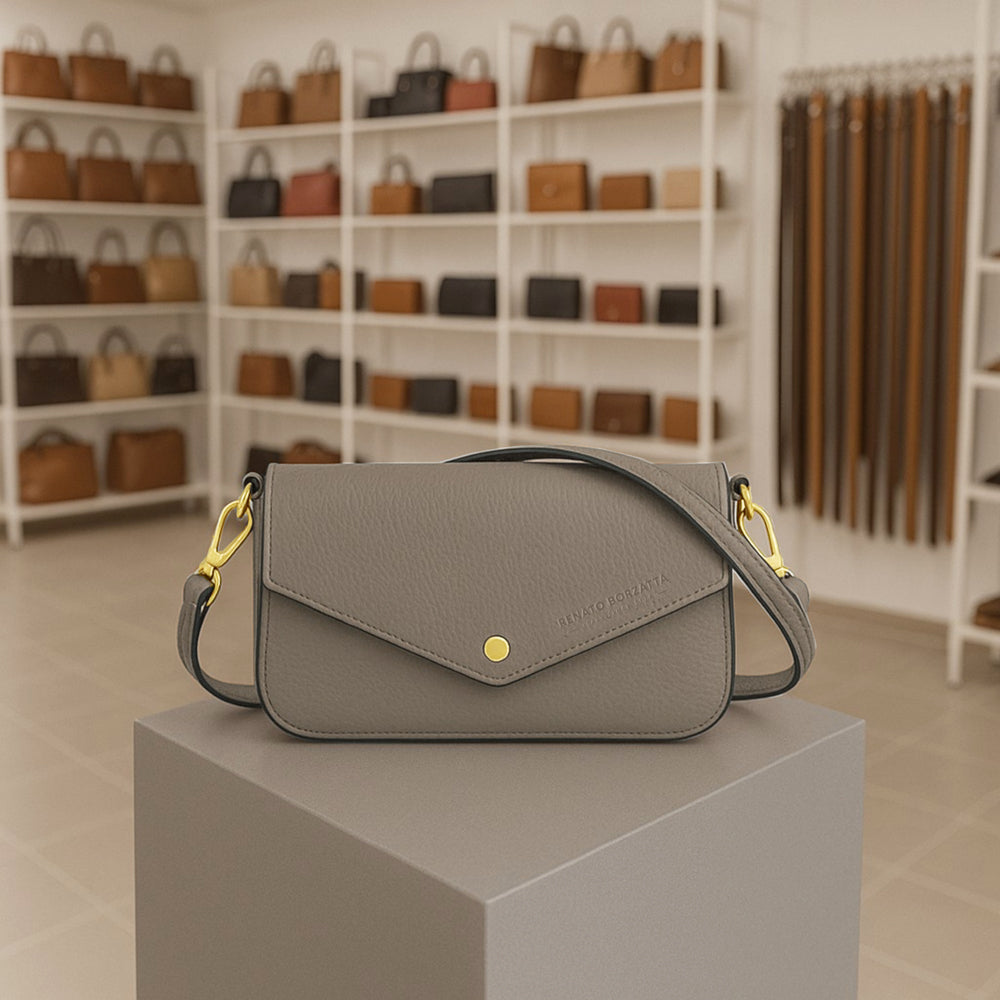 RB1023AQ | Borsa piccola a Spalla con Tracolla a catena removibile in Vera Pelle Made in Italy. Pattina di Chiusura. Accessori in metallo Oro Lucido - Colore Taupe - Dimensioni: cm 22 x 12 x 3