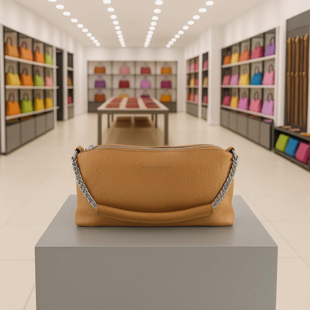 RB1025S | Borsa Donna a Mano con doppia lampo in Vera Pelle Made in Italy. Tracolla in pelle regolabile. Accessori Nickel Lucido - Colore Cognac - Dimensioni: cm 26 x 14 x 9