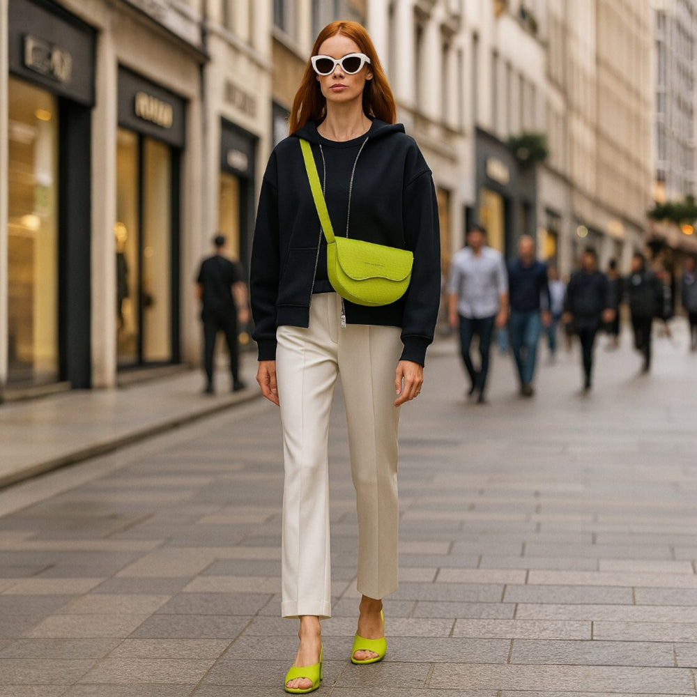 RB1027AD | Borsa Donna a Bandoliera stondata in Vera Pelle Made in Italy. Tracolla removibile e regolabile in pelle. Accessori Nickel Lucido - Colore Lime - Dimensioni: cm 25 x 15 x 9