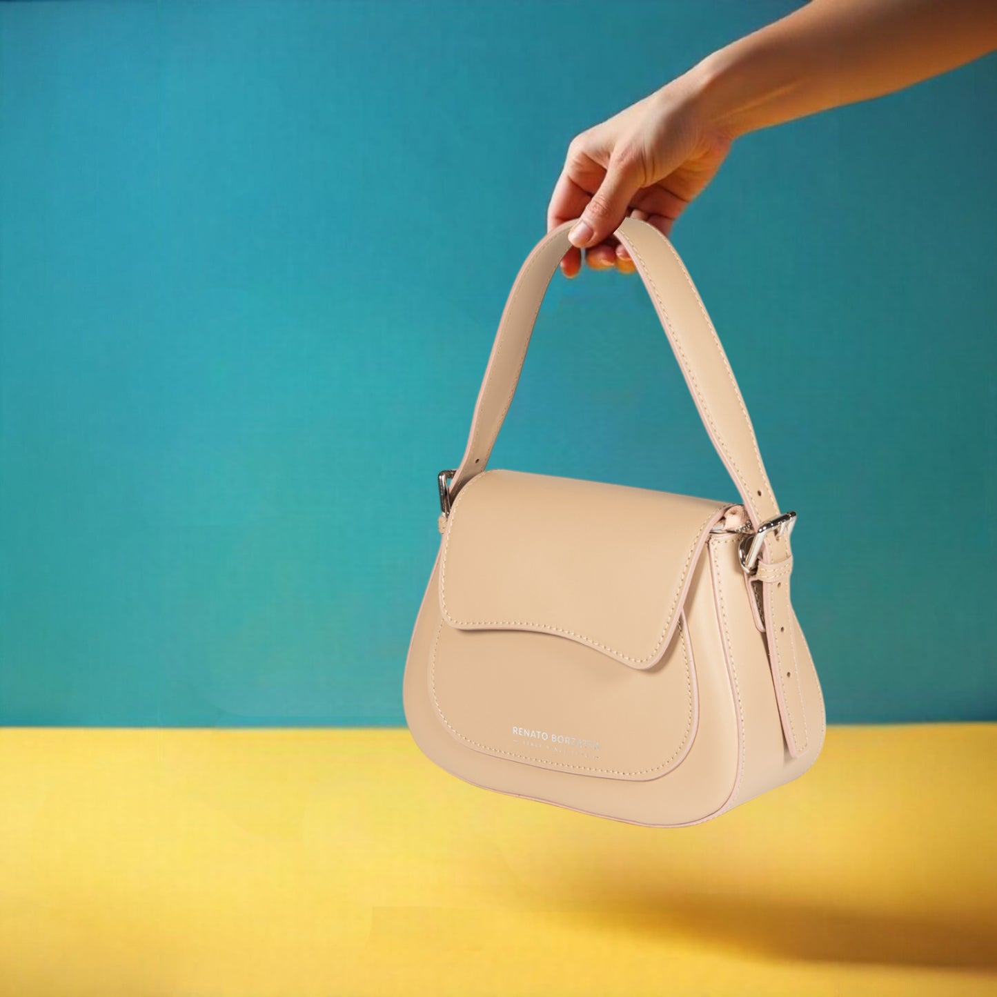RB1030AL | Borsa Donna a Spalla EMMA con pattina in Vera Pelle Made in Italy. Accessori in metallo Argento Lucido - Colore Beige - Dimensioni: cm 24 x 18 x 9 + 14,5 (Luce manico)