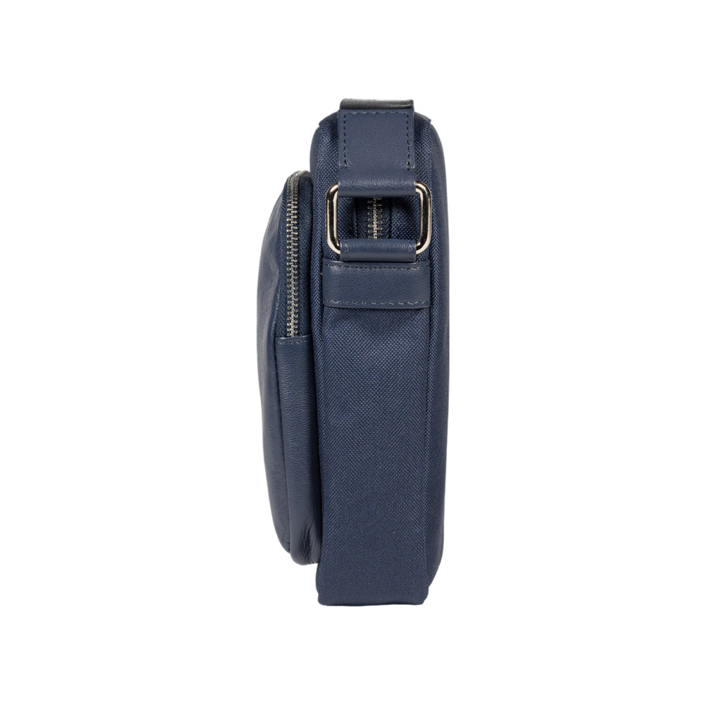 RB2002D | Borsa a Tracolla in Nylon/Vera Pelle, con leggera grana. Chiusura con lampo e tracolla regolabile - Colore Blu - Dimensioni: cm 15,5 x 21 x 7. Confezione: Sacchetto in Tessuto non Tessuto
