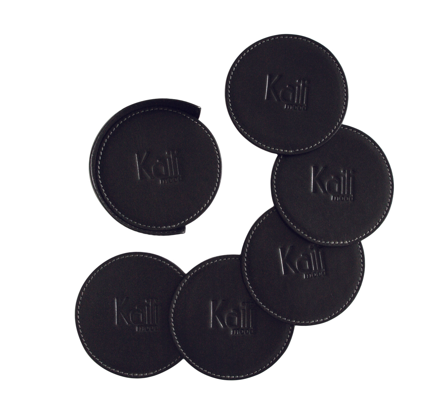 K0007AB | Set Sotto Bicchieri da 6 pezzi in Vera Pelle pieno fiore, liscia. Dimensione sotto bicchieri: ø cm 9, Dimensione Porta sotto bicchieri: ø 9 x 3.0 cm. Confezione: Sacchetto Tnt