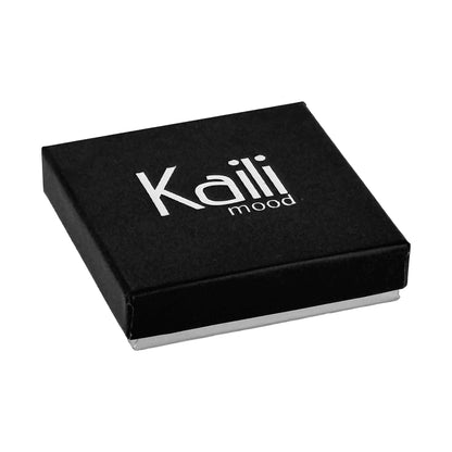 K0019AB | Genuine full grain leather cable reel with light grain. Black colour. Snap button closure. Dimensions when closed: 6x6x1 cm. Packaging: Rigid bottom/lid gift box