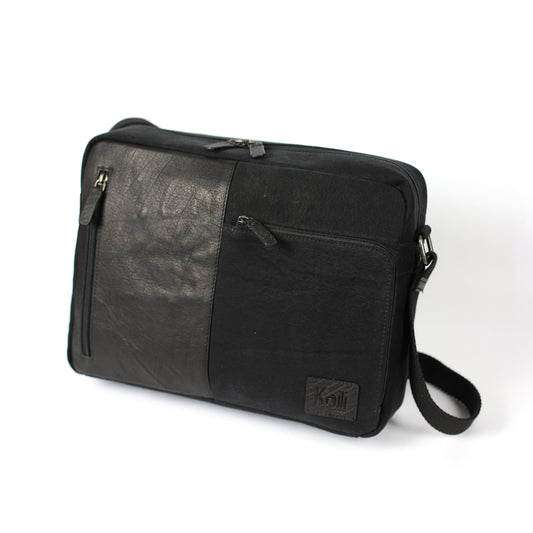 K0022AB | Messenger in Canvas/Genuine Leather, full grain, flywheel - Black colour. Antique Nickel accessories, Top zip closure. Dimensions: 35 x 26 x 10 cm. Packaging: TNT bag