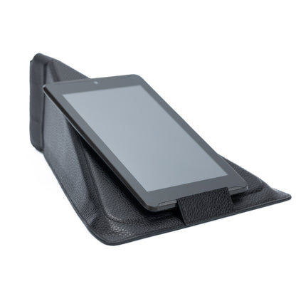 K0031AB | Custodia/Supporto per Tablet Modulare in Vera Pelle, pieno fiore, grana dollaro. Colore Nero. Chiusura con magneti. Dimensioni: cm 22 x 31. Confezione: Sacchetto Tnt