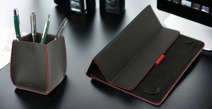 K0032AB | Desk Pen Holder in Genuine Leather, full grain, dollar grain. Black color with red edges. Dimensions: 8.5 x 8.5 x 12 cm. Packaging: TNT bag