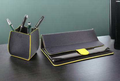 K0032DB | Desk Pen Holder in Genuine Leather, full grain, dollar grain. Blue color with yellow edges. Dimensions: 8.5 x 8.5 x 12 cm. Packaging: TNT bag