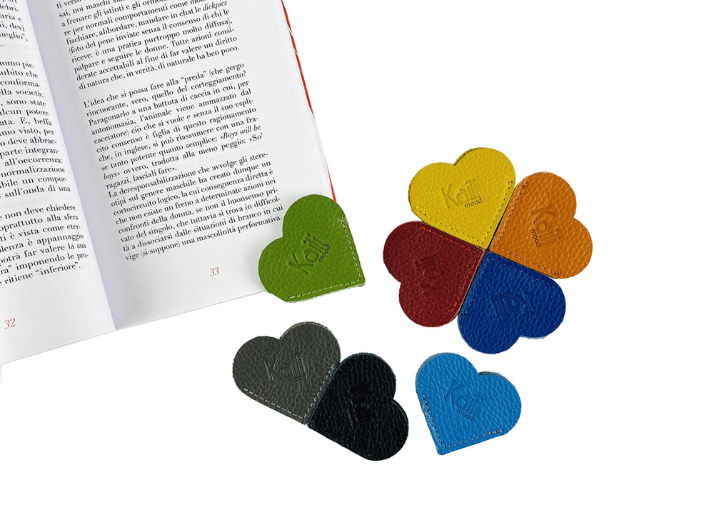 K0038AB | Heart bookmark Made in Italy in genuine full grain leather, dollar grain - Black color - Dimensions: 6 x 5.5 x 0.5 cm - Packaging: Rigid bottom/lid gift box