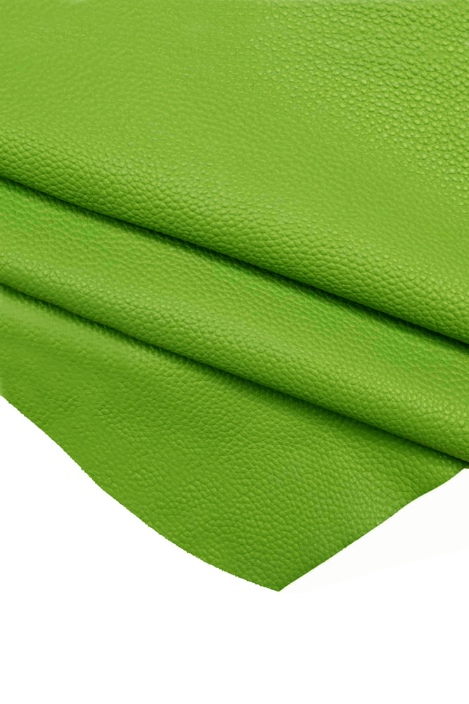 K0038EB | Heart bookmark Made in Italy in genuine full grain leather, dollar grain - Green color - Dimensions: 6 x 5.5 x 0.5 cm - Packaging: Rigid bottom/lid gift box