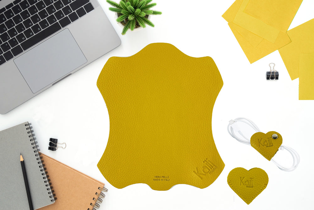 K0038RB | Heart bookmark Made in Italy in genuine full grain leather, dollar grain - Yellow color - Dimensions: 6 x 5.5 x 0.5 cm - Packaging: Rigid bottom/lid gift box