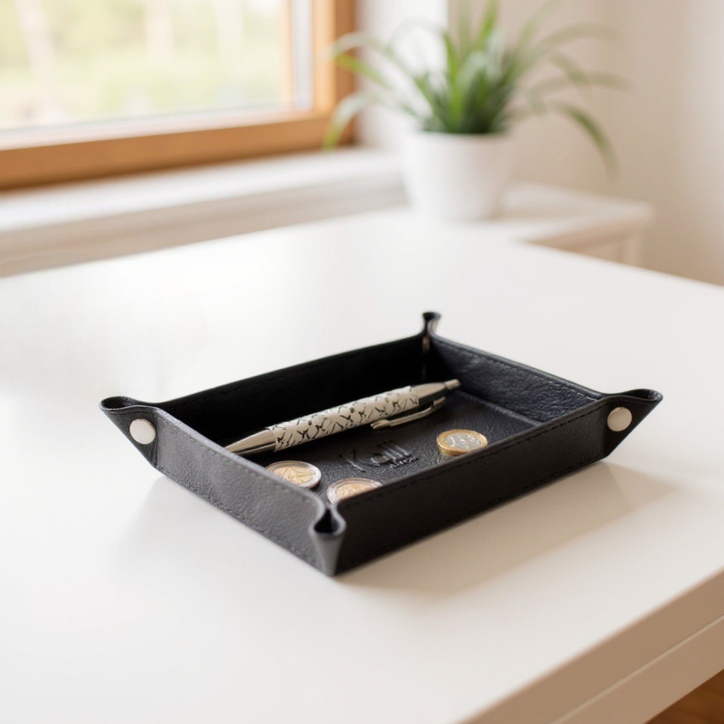 K0052AB  | Vuotatasche Rettangolare in Vera Pelle pieno fiore, con leggera grana. Colore Nero. Chiusura con bottoni automatici in finitura Argento Lucido. Dimensioni (da chiuso): cm 17 x 11 x 3