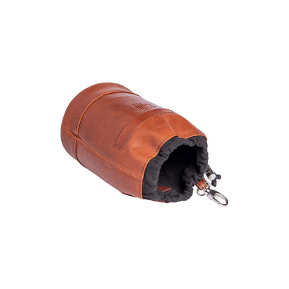 K0055SB | Pochette con Coulisse Hands-Free in Vera Pelle pieno fiore, ingrassata. Fodera in cotone. Colore Cognac. Dimensioni: cm 10 x 17 x 9,5. Confezione: Sacchetto Tessuto non Tessuto