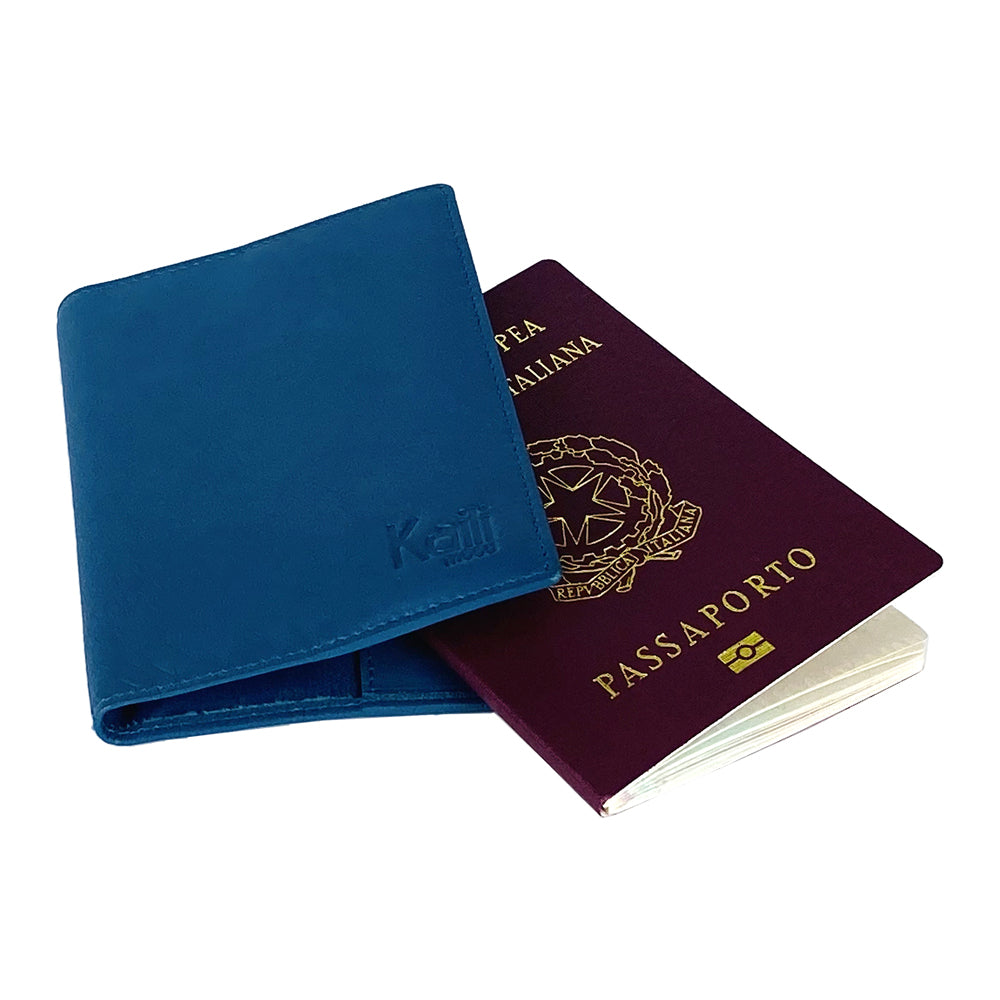 K10237MB | Passport Cover in Genuine Full Grain Leather, with light grain. Color Blue Jeans. Dimensions when closed: 10 x 14 x 1 cm - Packaging: Rigid bottom/lid gift box