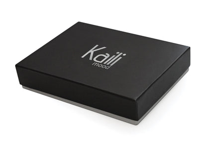 K10307AB | Document/Card Holder RFID Protection in Genuine Full Grain Leather, dollar grain. Black colour. Dimensions: 12 x 9 x 0.5 cm. Packaging: Rigid bottom/lid gift box