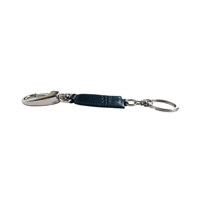 K10542FB | Genuine smooth full grain leather key ring. Color: Grey. Accessories Polished nickel. Total dimensions: 3 x 16 x 0.5 cm. Packaging: Rigid bottom/lid gift box