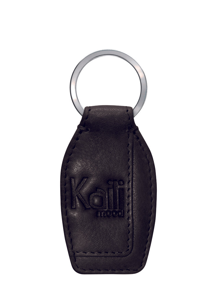 K10753AB | Key ring in genuine full grain leather, with light grain. Black colour. Polished nickel ring. Total dimensions: 3.5 x 9 x 0.5 cm. Packaging: Rigid bottom/lid gift box