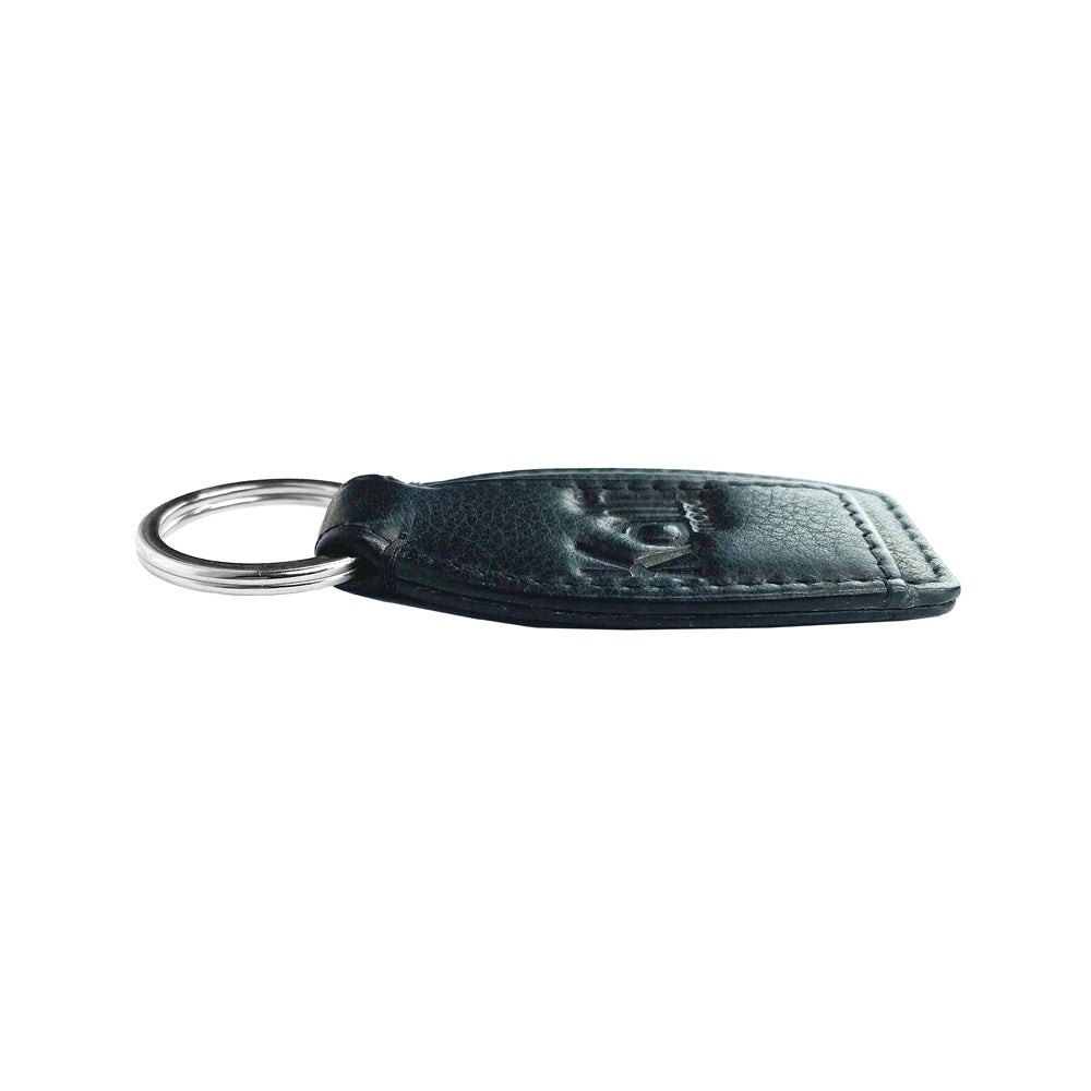 K10753AB | Key ring in genuine full grain leather, with light grain. Black colour. Polished nickel ring. Total dimensions: 3.5 x 9 x 0.5 cm. Packaging: Rigid bottom/lid gift box