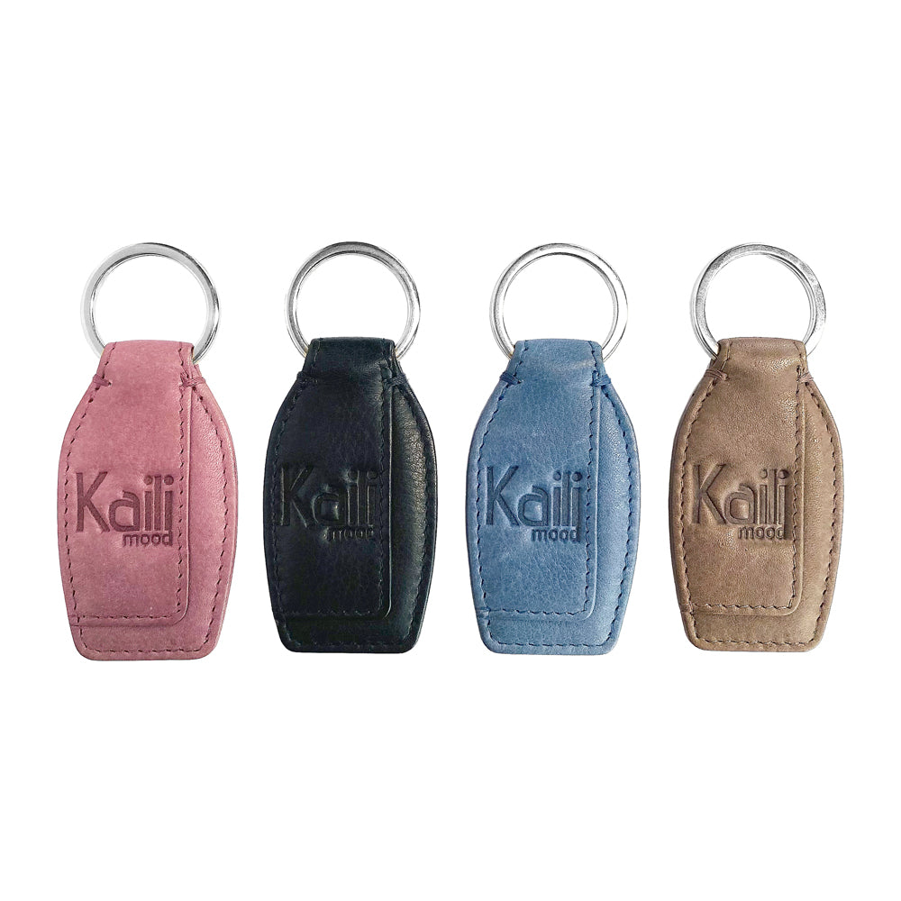 K10753AB | Key ring in genuine full grain leather, with light grain. Black colour. Polished nickel ring. Total dimensions: 3.5 x 9 x 0.5 cm. Packaging: Rigid bottom/lid gift box