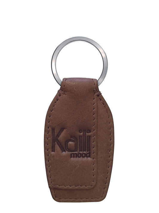 K10753IB | Key ring in genuine full grain leather, with light grain. Mud colour. Polished Nickel Ring. Total dimensions: 3.5 x 9 x 0.5 cm. Packaging: Rigid bottom/lid gift box