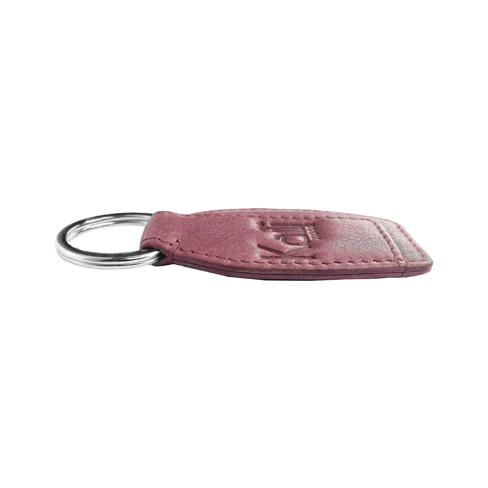 K10753NB | Key ring in genuine full grain leather, with light grain. Mauve color. Polished Nickel Ring. Total dimensions: 3.5 x 9 x 0.5 cm. Packaging: Rigid bottom/lid gift box