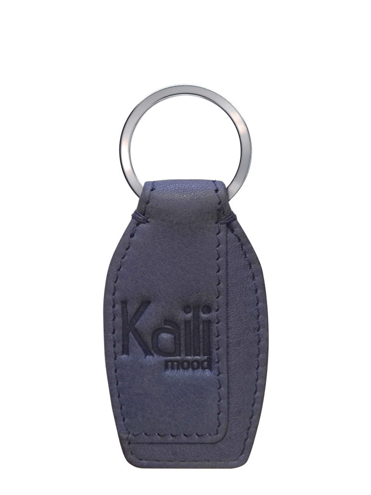 K10753PB | Key ring in genuine full grain leather, with light grain. Aviation color. Polished Nickel Ring. Total dimensions: 3.5 x 9 x 0.5 cm. Packaging: Rigid bottom/lid gift box