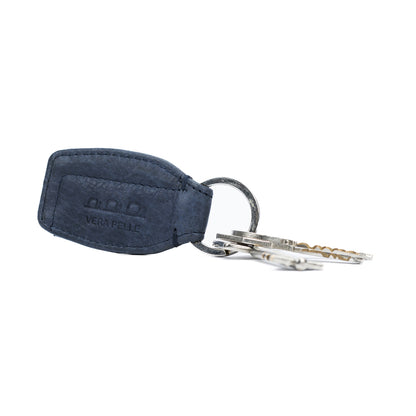 K10753PB | Key ring in genuine full grain leather, with light grain. Aviation color. Polished Nickel Ring. Total dimensions: 3.5 x 9 x 0.5 cm. Packaging: Rigid bottom/lid gift box