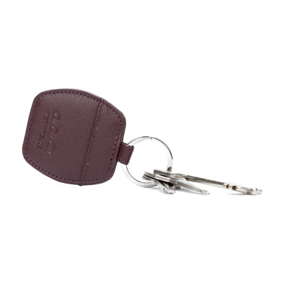 K10854XB | Genuine Saffiano Leather Keyring. Bordeaux color. Polished Nickel key ring. Total dimensions: 5.5 x 9.5 x 0.5 cm. Packaging: Rigid bottom/lid gift box