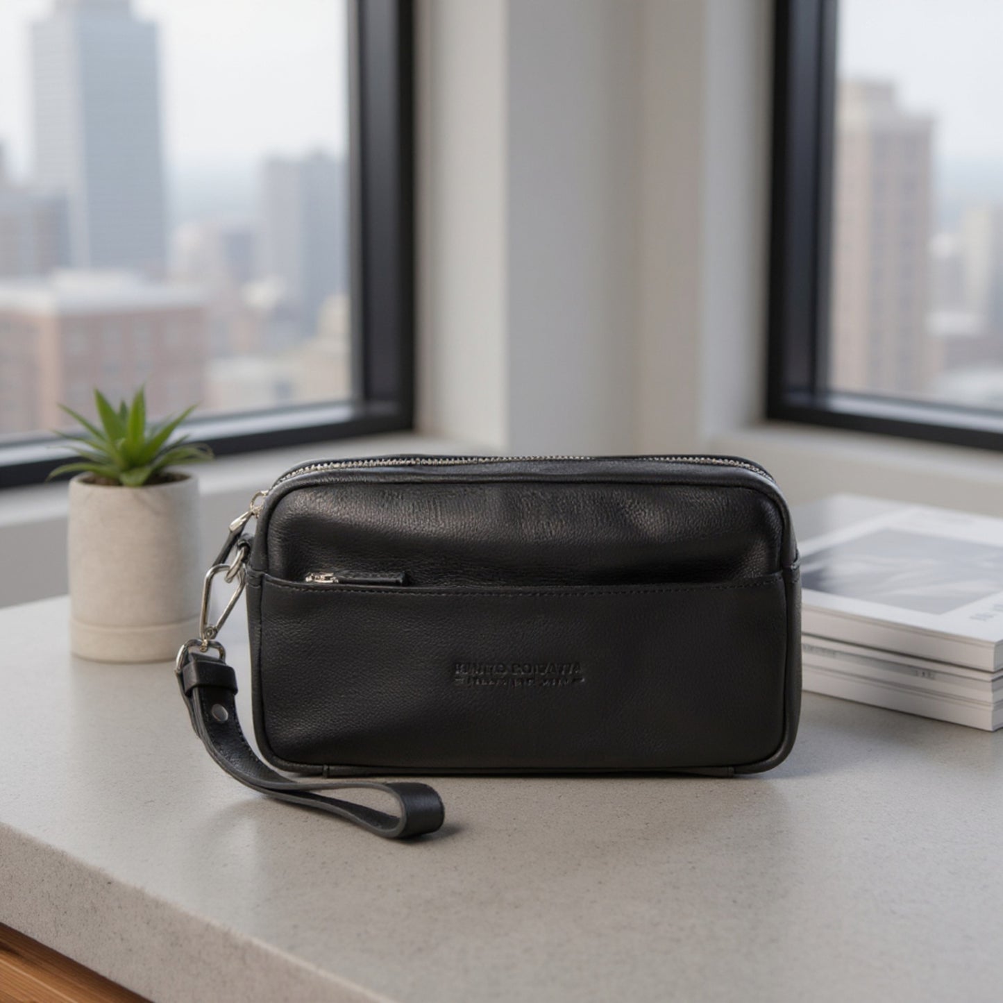 RB0046A | Pochette Uomo KEVIN con laccio da polso in Vera Pelle pieno fiore con leggera grana. Maniglia removibile. Colore Nero. Dimensioni: cm 22 x 13 x 5