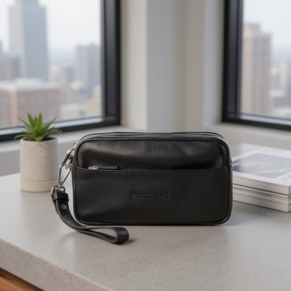 RB0046A | Pochette Uomo KEVIN con laccio da polso in Vera Pelle pieno fiore con leggera grana. Maniglia removibile. Colore Nero. Dimensioni: cm 22 x 13 x 5