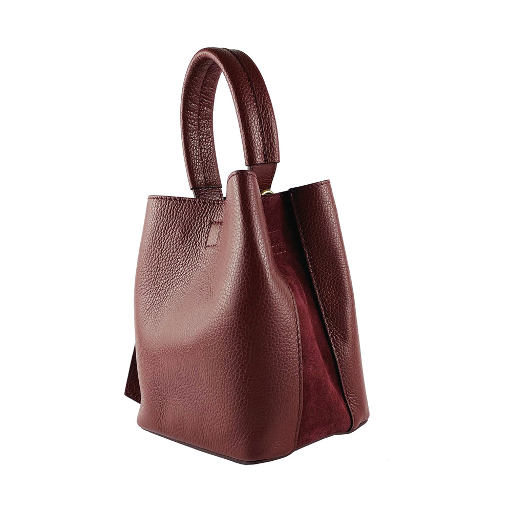 RB1006X | Bucket Bag with Clutch in Genuine Leather Made in Italy. Shoulder bag with shiny gold metal lobster clasp attachments - Bordeaux color - Dimensions: 16 x 14 x 21 cm + Handle 13 cm