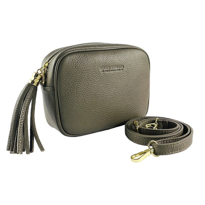 RB1007AQ | Women's shoulder bag in genuine leather Made in Italy. Removable shoulder strap. Attachments with shiny gold metal snap hooks - Taupe color - Dimensions: 20 x 15 x 7 cm