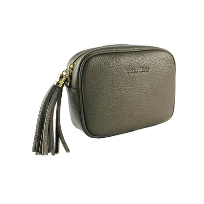 RB1007AQ | Women's shoulder bag in genuine leather Made in Italy. Removable shoulder strap. Attachments with shiny gold metal snap hooks - Taupe color - Dimensions: 20 x 15 x 7 cm