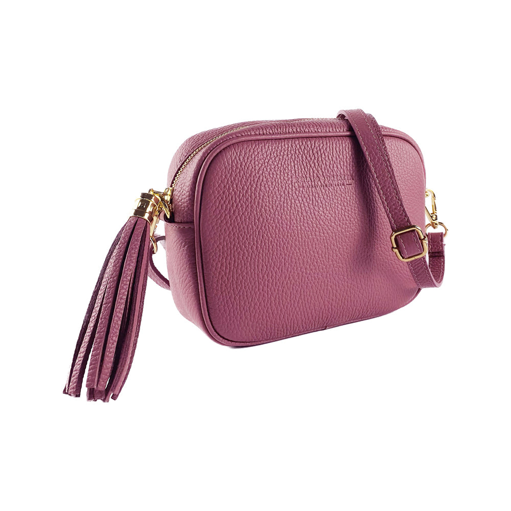 RB1007AZ | Women's shoulder bag in genuine leather Made in Italy. Removable shoulder strap. Attachments with shiny gold metal snap hooks - Antique pink color - Dimensions: 20 x 15 x 7 cm