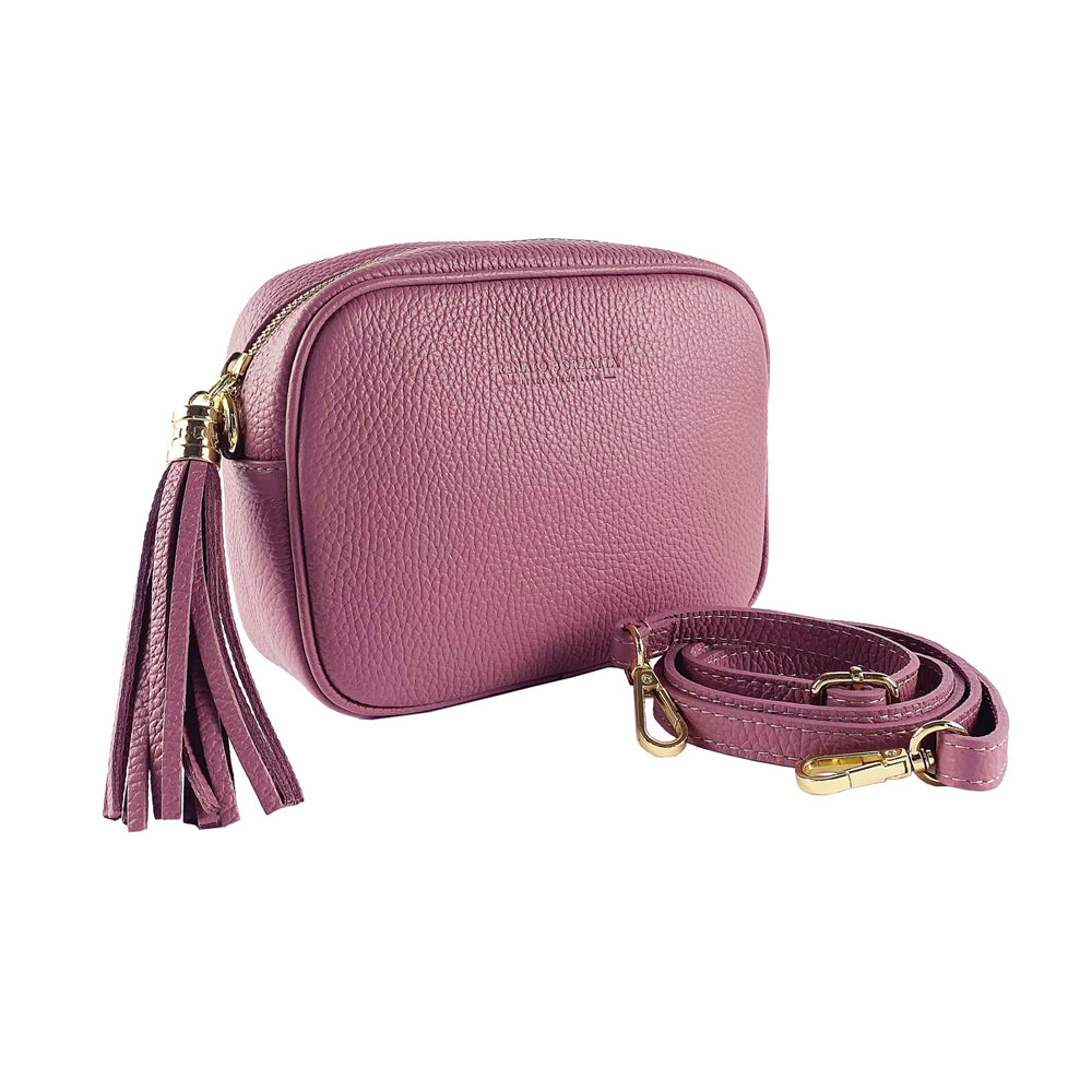 RB1007AZ | Women's shoulder bag in genuine leather Made in Italy. Removable shoulder strap. Attachments with shiny gold metal snap hooks - Antique pink color - Dimensions: 20 x 15 x 7 cm