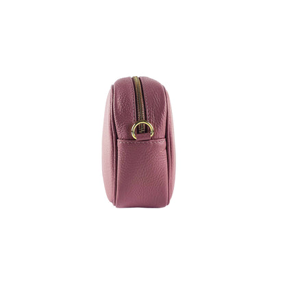 RB1007AZ | Women's shoulder bag in genuine leather Made in Italy. Removable shoulder strap. Attachments with shiny gold metal snap hooks - Antique pink color - Dimensions: 20 x 15 x 7 cm