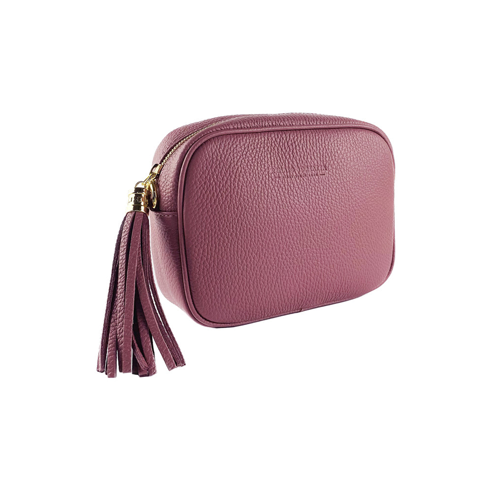 RB1007AZ | Women's shoulder bag in genuine leather Made in Italy. Removable shoulder strap. Attachments with shiny gold metal snap hooks - Antique pink color - Dimensions: 20 x 15 x 7 cm