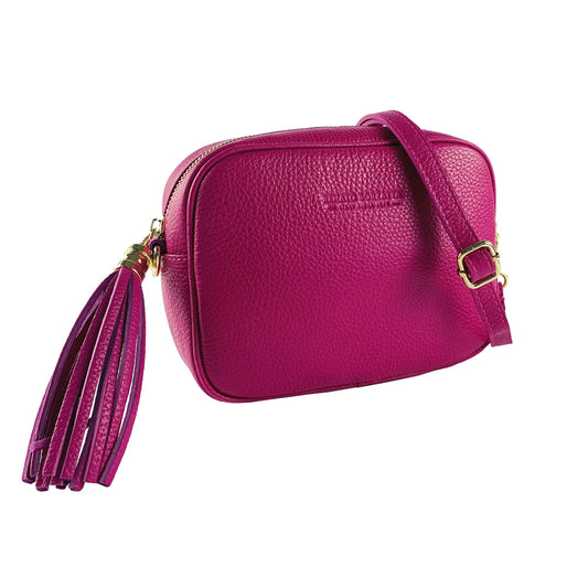 RB1007BE | Women's shoulder bag in genuine leather Made in Italy. Removable shoulder strap. Attachments with shiny gold metal snap hooks - Fuchsia color - Dimensions: 20 x 15 x 7 cm