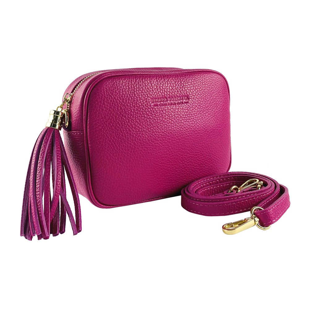 RB1007BE | Women's shoulder bag in genuine leather Made in Italy. Removable shoulder strap. Attachments with shiny gold metal snap hooks - Fuchsia color - Dimensions: 20 x 15 x 7 cm