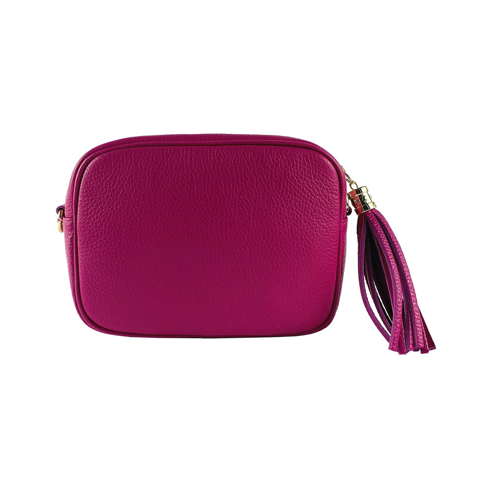 RB1007BE | Women's shoulder bag in genuine leather Made in Italy. Removable shoulder strap. Attachments with shiny gold metal snap hooks - Fuchsia color - Dimensions: 20 x 15 x 7 cm