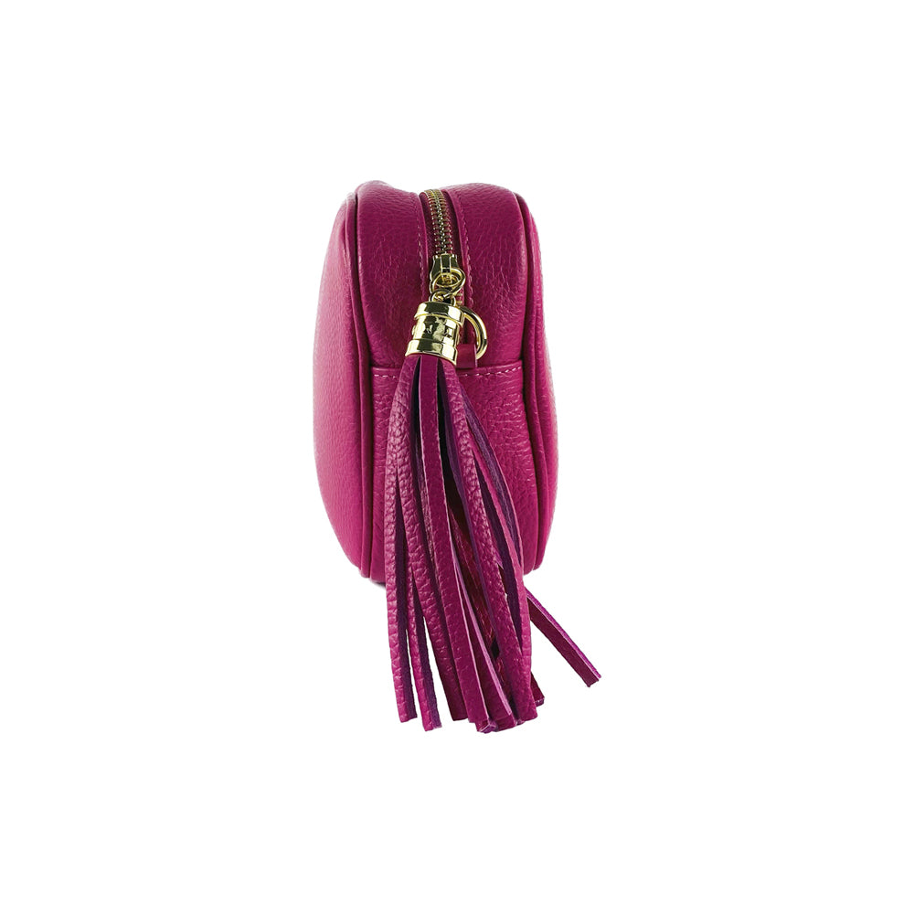 RB1007BE | Women's shoulder bag in genuine leather Made in Italy. Removable shoulder strap. Attachments with shiny gold metal snap hooks - Fuchsia color - Dimensions: 20 x 15 x 7 cm