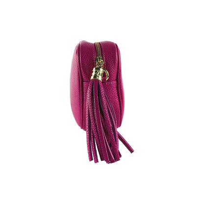 RB1007BE | Women's shoulder bag in genuine leather Made in Italy. Removable shoulder strap. Attachments with shiny gold metal snap hooks - Fuchsia color - Dimensions: 20 x 15 x 7 cm