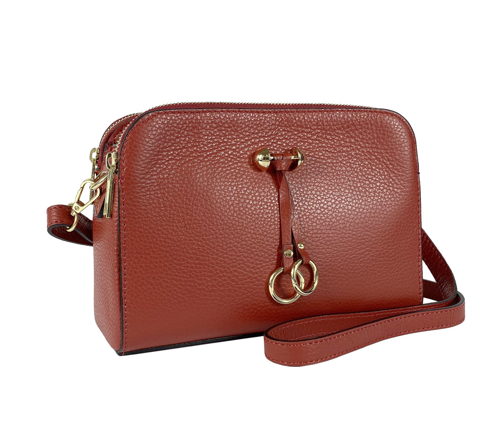 RB1011V | Women's shoulder bag in genuine leather Made in Italy. Removable shoulder strap. Attachments with shiny gold metal snap hooks - Red color - Dimensions: 25 x 17 x 10 cm