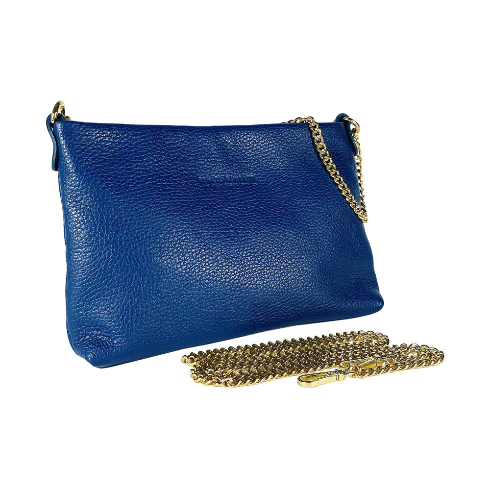 RB1012CH | Flat Shoulder Bag for Women in Genuine Leather Made in Italy with handle and removable metal shoulder strap. Attachments with shiny gold snap hooks - Royal blue color - Dimensions: 26 x 17 x 5 cm