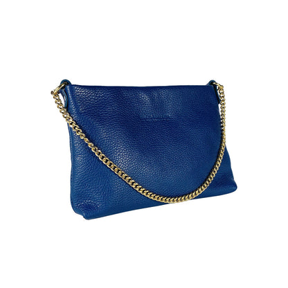 RB1012CH | Flat Shoulder Bag for Women in Genuine Leather Made in Italy with handle and removable metal shoulder strap. Attachments with shiny gold snap hooks - Royal blue color - Dimensions: 26 x 17 x 5 cm